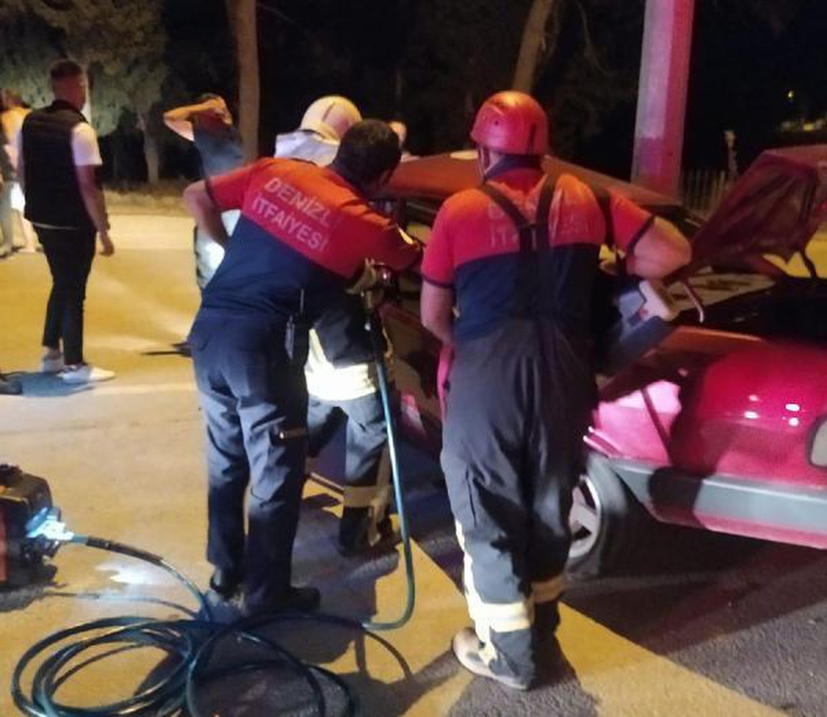 Denizli\'de aydınlatma direğine çarpan otomobilin sürücüsü öldü