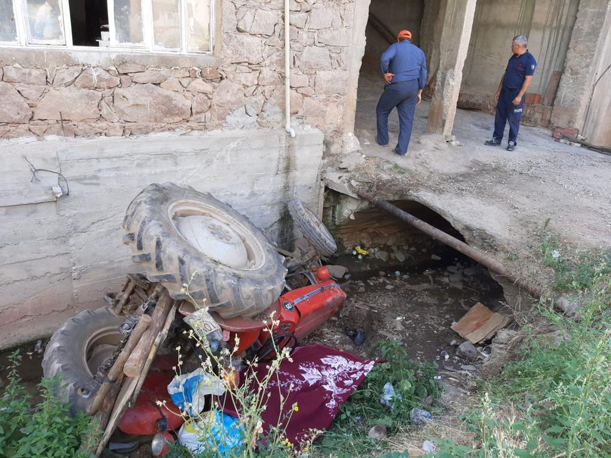 Balıkesir\'de kanala devrilen traktörün sürücüsü öldü