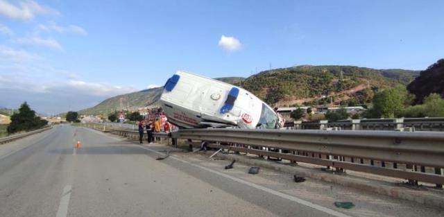 Bariyerlere ok gibi saplanan ambulanstaki hasta hayatını kaybetti