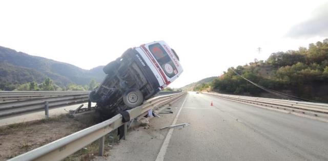 Bariyerlere ok gibi saplanan ambulanstaki hasta hayatını kaybetti