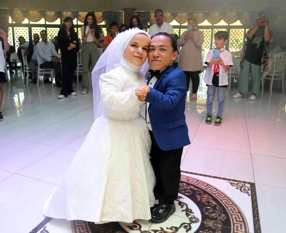 Bir metrelik çift Sivas\'ta gerçekleştirilen ikinci düğünlerinin ardından dünya evine girdi