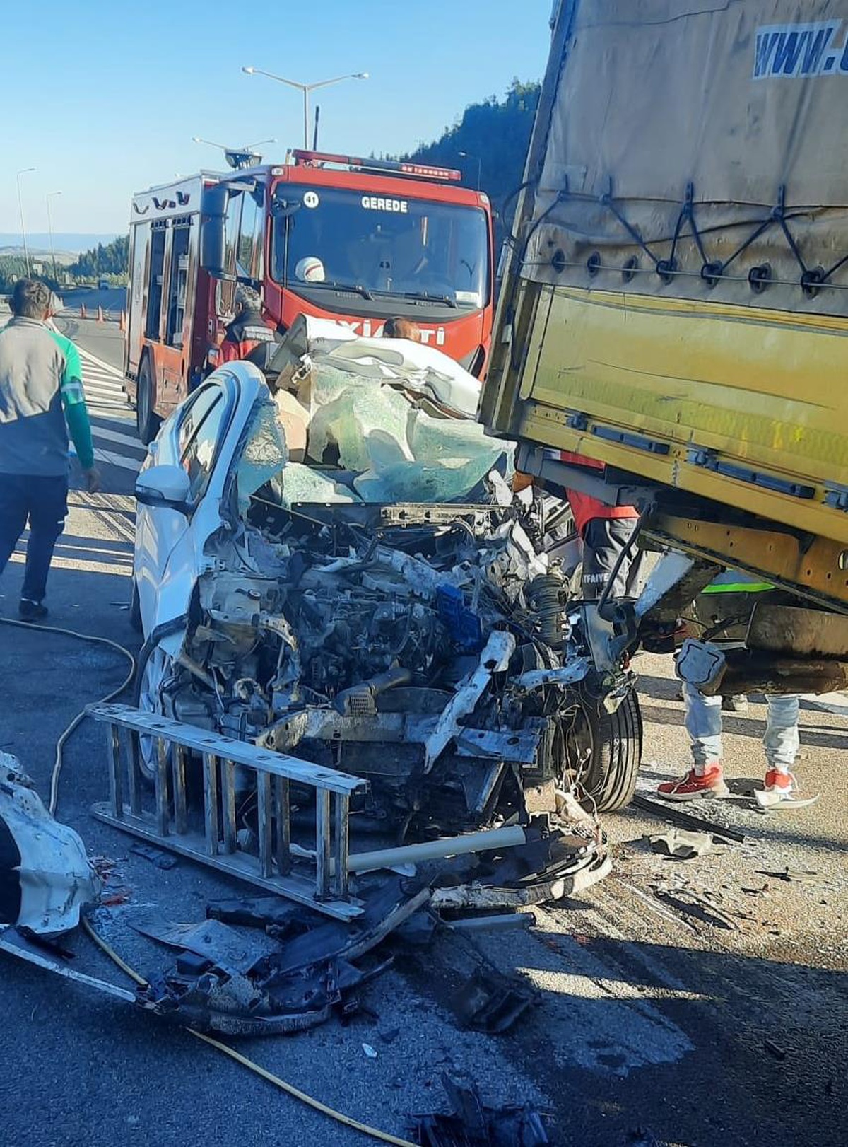 Bolu\'da tıra çarpan otomobildeki 2 kişi öldü