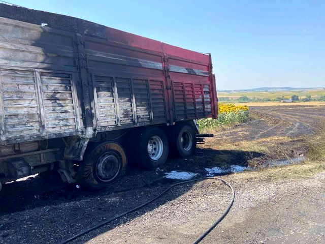 Buğday yüklü kamyon bilinmeyen bir nedenle alev alev yandı