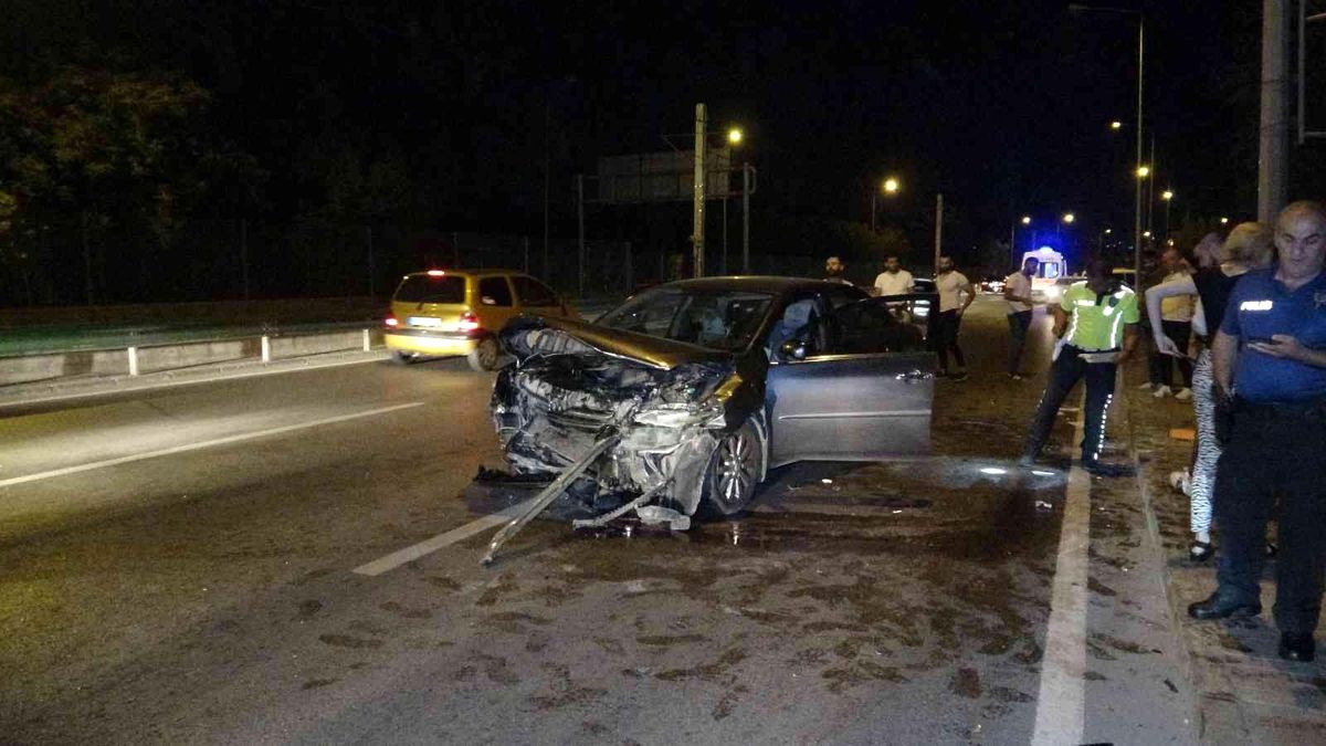 Bursa\'da kontrolden çıkan araç önce bariyerlere sonra otomobile çarptı: 1\'i ağır 2 yaralı
