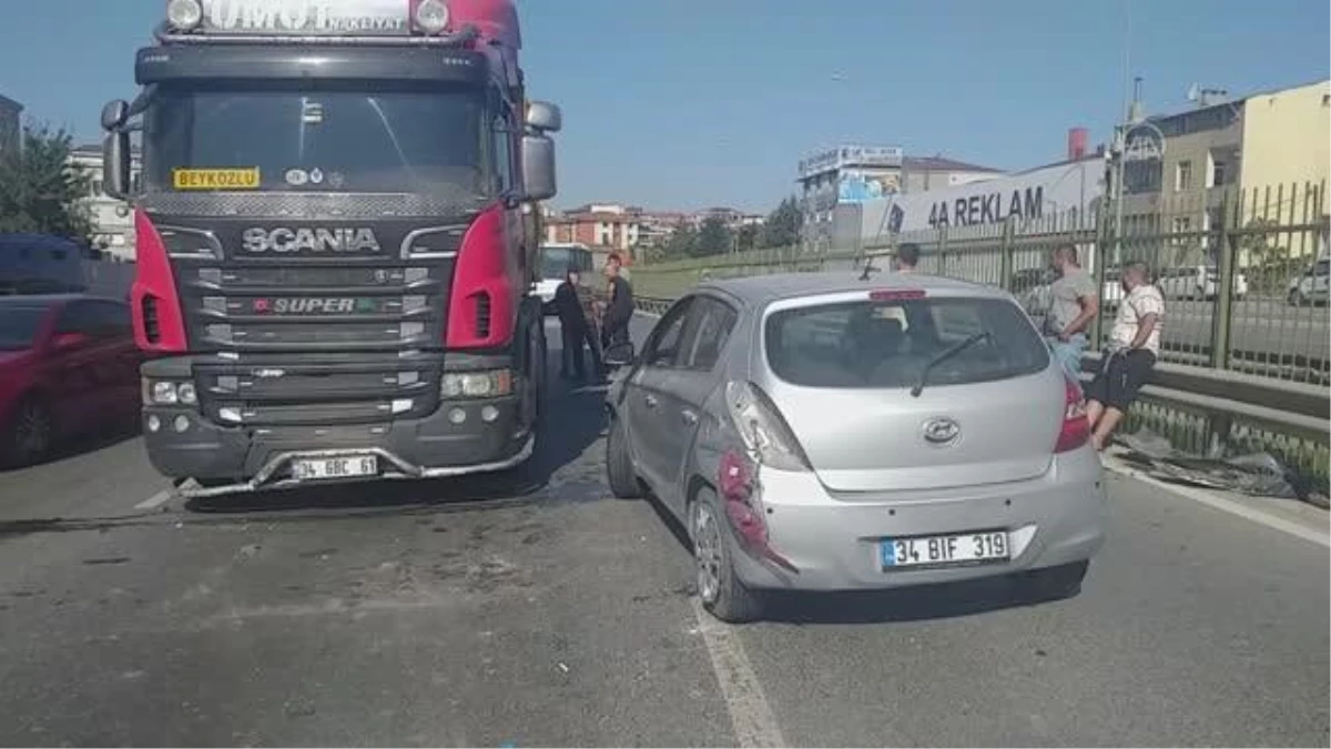 Çekmeköy\'de 3 aracın karıştığı kaza nedeniyle trafik yoğunluğu oluştu