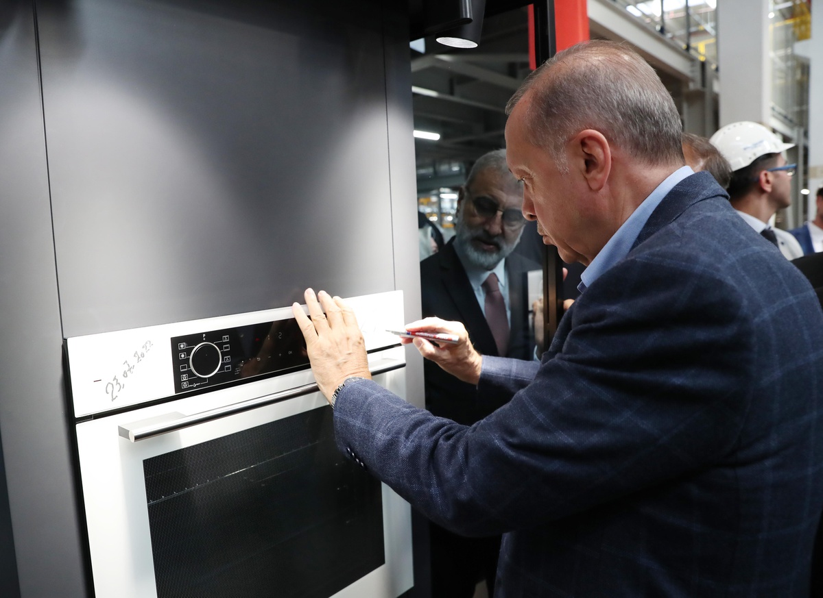 Cumhurbaşkanı Erdoğan: "Rusya ve Ukrayna arasında barış tesis edilene kadar diplomatik çabalarımızı sürdürmekte kararlıyız."