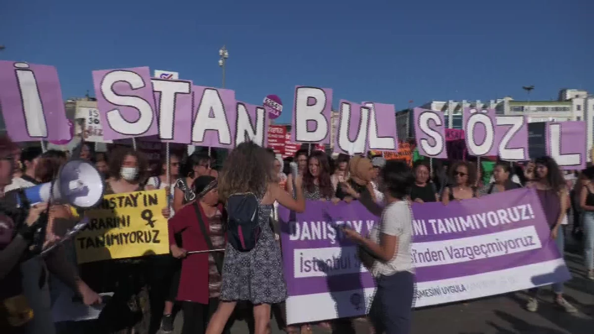 Danıştay\'ın İstanbul Sözleşmesi Kararı Kadıköy\'de Protesto Edildi: "Kararı Verenler, Erkek Şiddetinin Doğrudan Failidir"