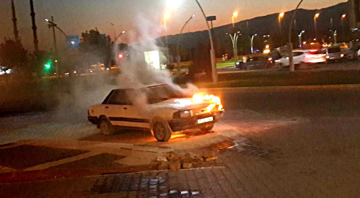 Edremit\'te seyir halindeki otomobil alev alev yandı