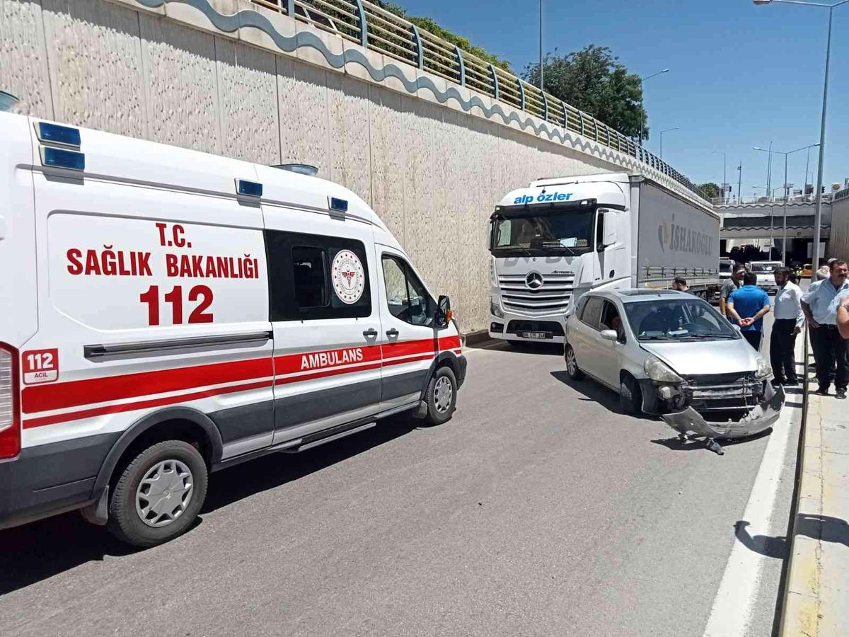 Elazığ\'da trafik kazası: 2 yaralı