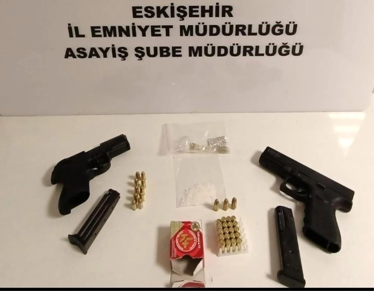 Eskişehir\'de çok sayıda tabanca ve uyuşturucu madde ele geçirildi