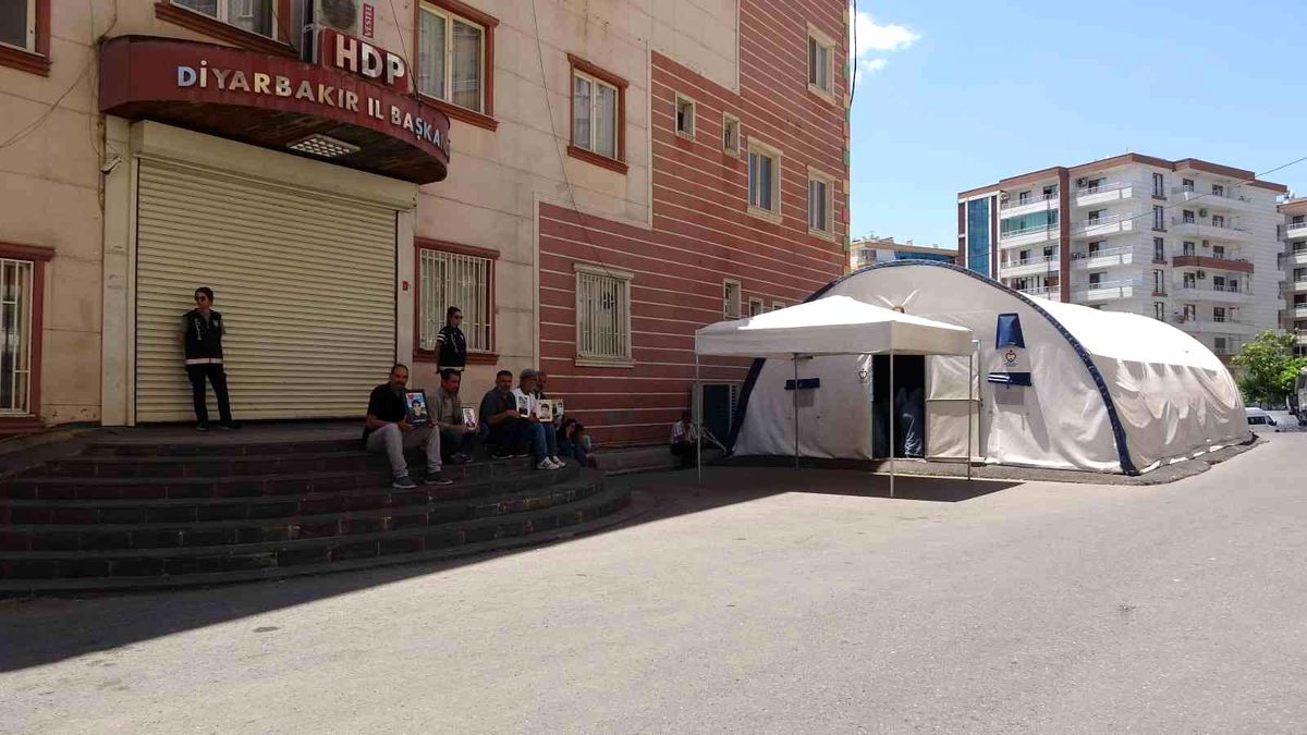 Evlat nöbetindeki ailelerin direnişi bin 54\'üncü gününde