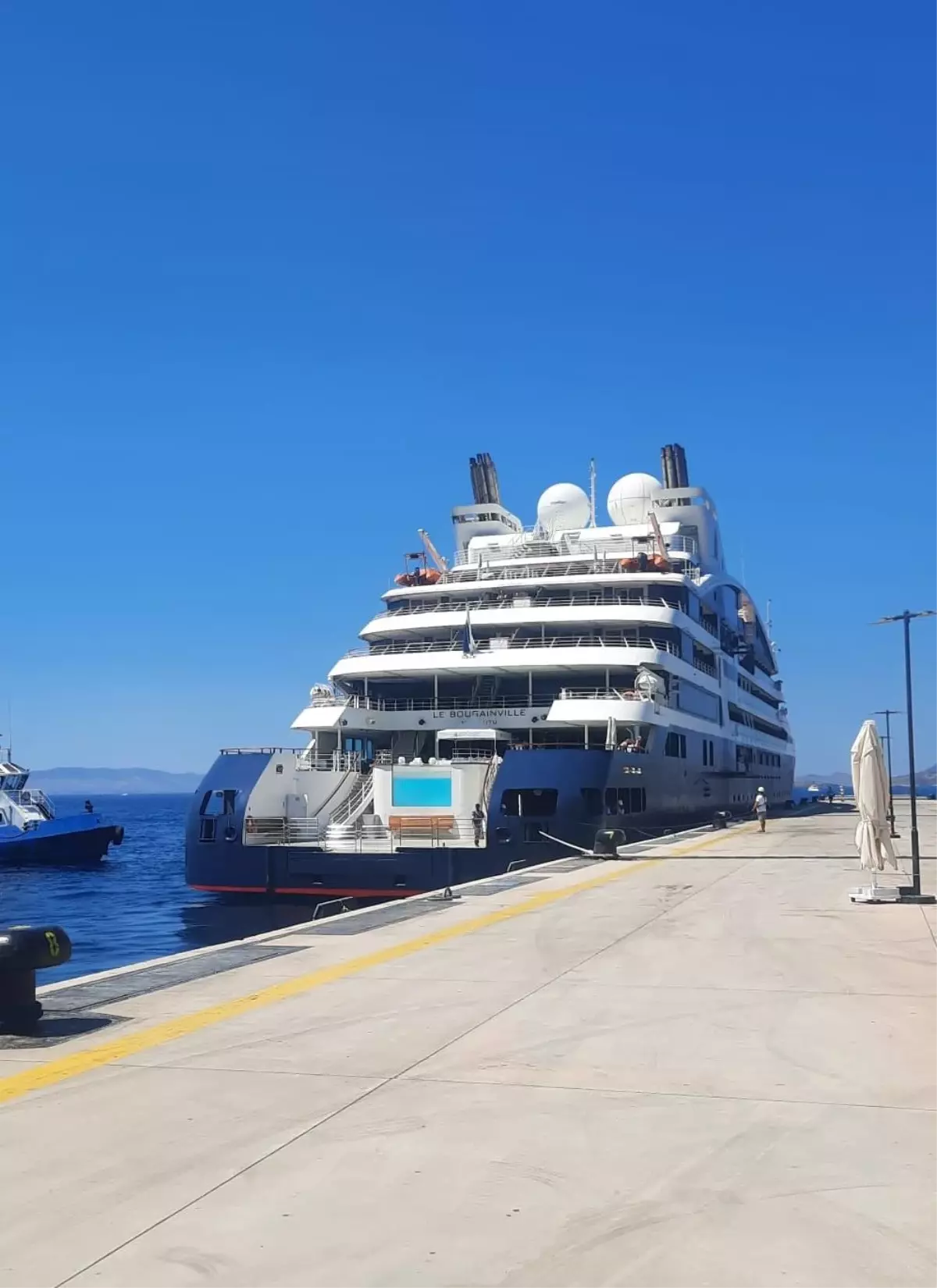 Fransa bayraklı kruvaziyer "Le Bougainville" Bodrum Limanı\'na yanaştı