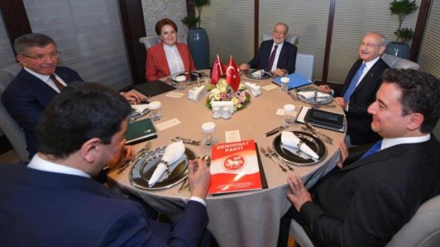 Gelecek Partisinin kurucu isminden Babacan'a ağır sözler: En büyük hata sizi adam yerine koyup teklif götürmekti Gelecek Partisinin kurucu isminden Babacan'a ağır sözler: En büyük hata sizi adam yerine koyup teklif götürmekti