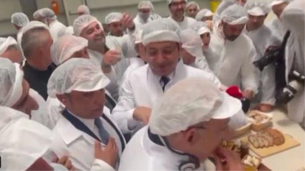 İBB tarafından kurulan Halk Ekmek açılış fabrikasında İmamoğlu\'nun eliyle ekmek bölüp Kılıçdaroğlu\'na verdiği anlar dikkat çekti