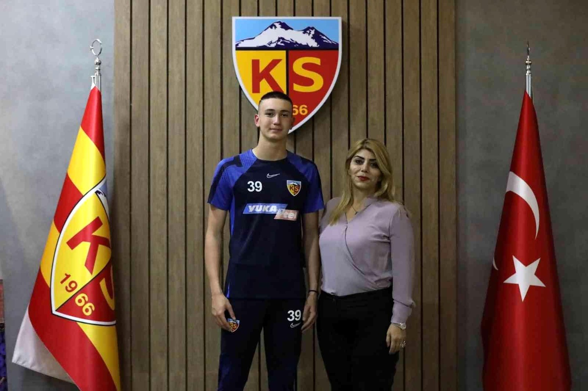 Kayserispor\'da Mehmet Şamil Öztürk profesyonel imzayı attı