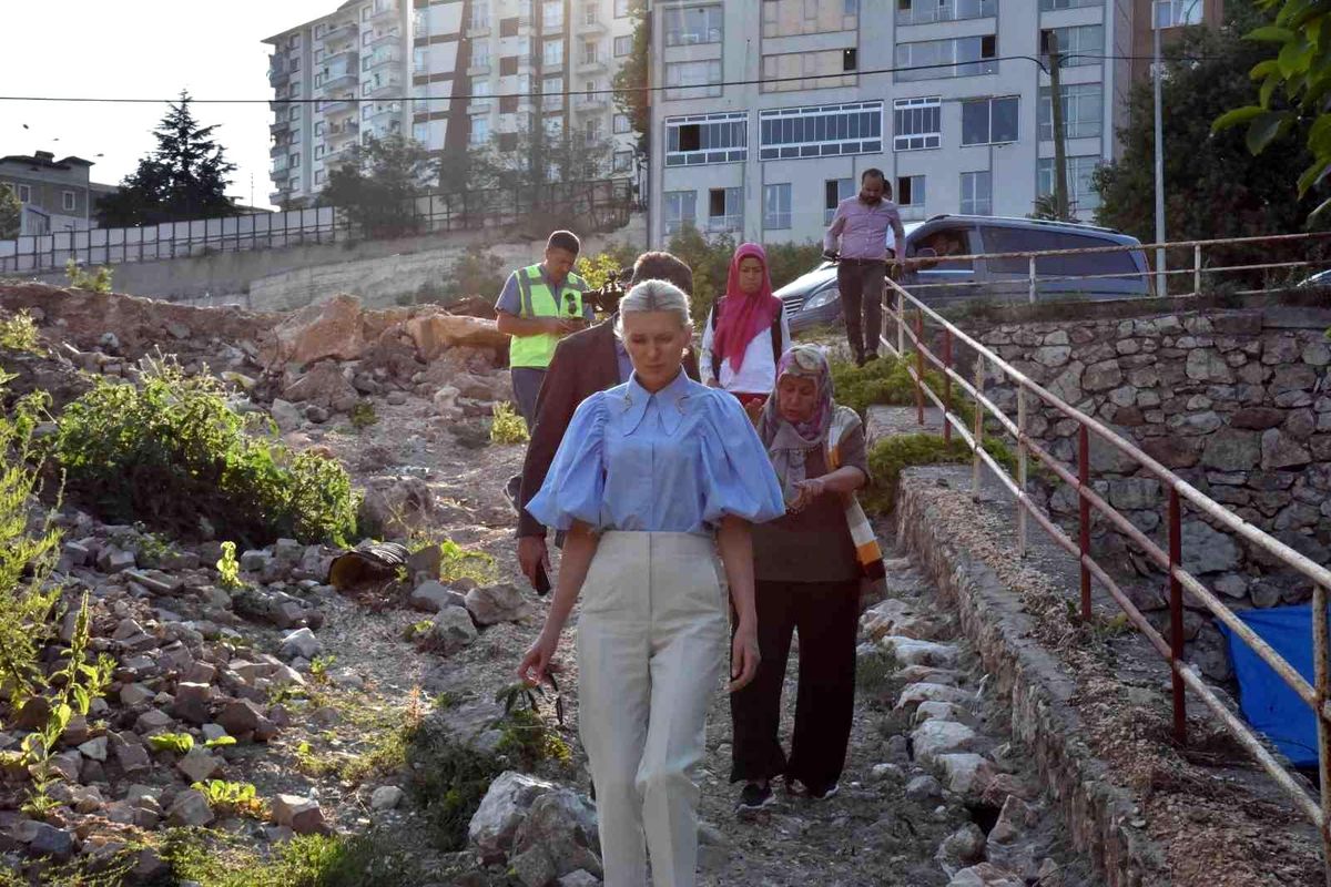 Mahalle sakinlerinin talebini yerinde dinledi