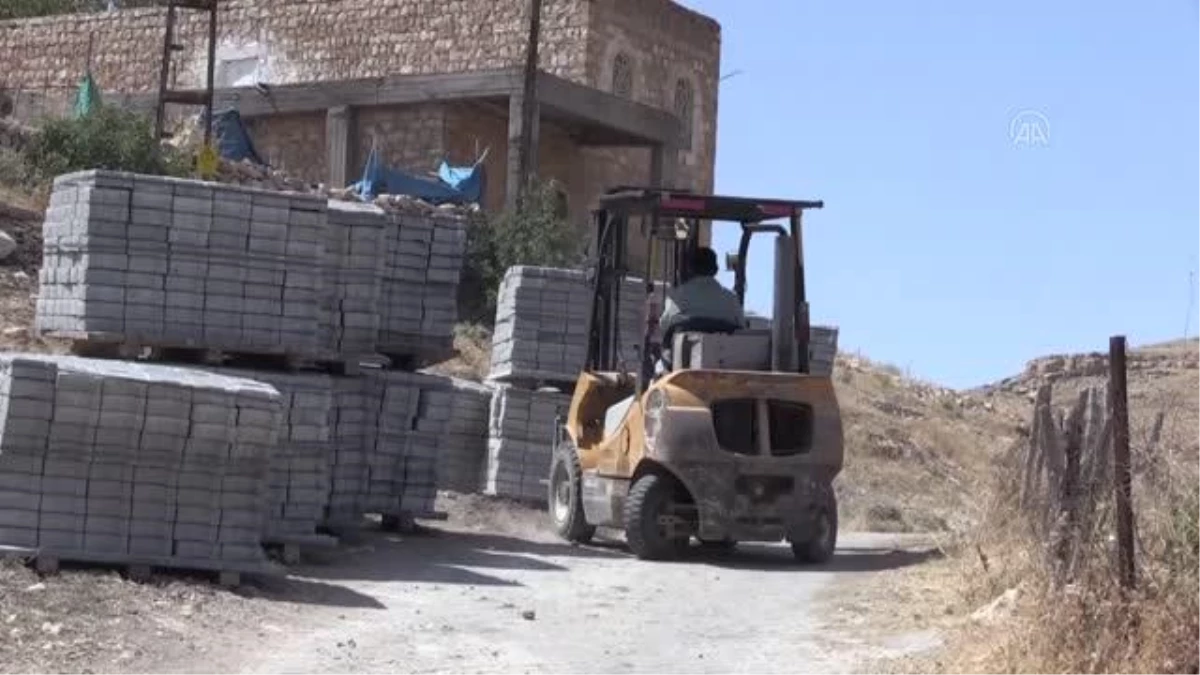 Mardin\'in kırsal mahallelerinde kilitli parke taşı çalışması