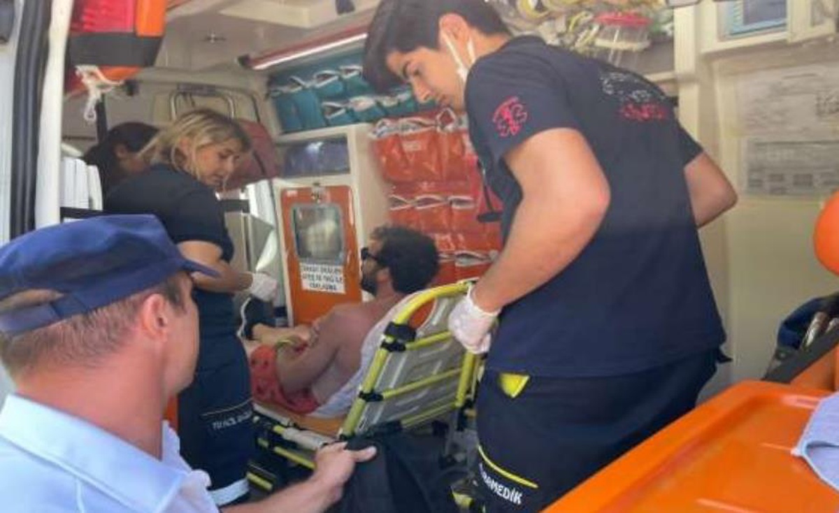 Muğla\'da mavi turda omzu çıkan tekne personeli tahliye edildi