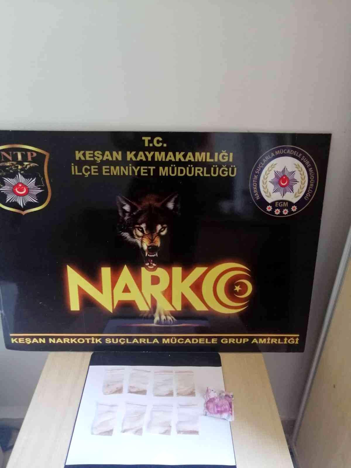 Polisin şüphe üzerine durdurduğu araçtan uyuşturucu çıktı