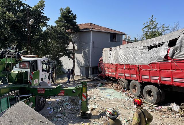 Yokuş aşağı inen kamyon gecekondunun üzerine düştü: 4 kişilik aile enkaz altında kaldı Yokuş aşağı inen kamyon gecekondunun üzerine düştü: 4 kişilik aile enkaz altında kaldı