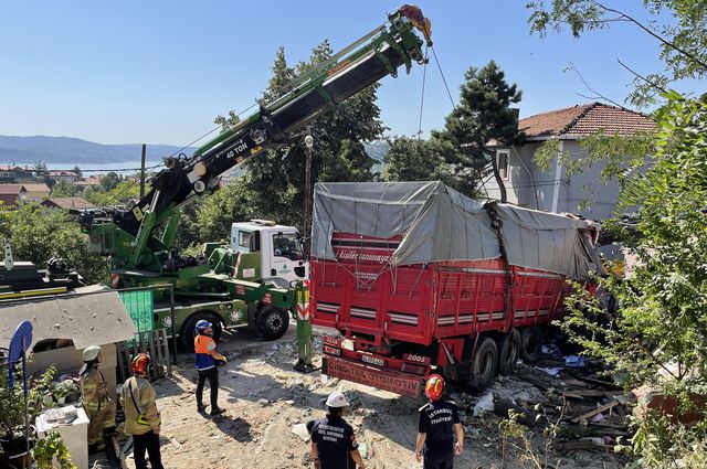Yokuş aşağı inen kamyon gecekondunun üzerine düştü: 4 kişilik aile enkaz altında kaldı Yokuş aşağı inen kamyon gecekondunun üzerine düştü: 4 kişilik aile enkaz altında kaldı