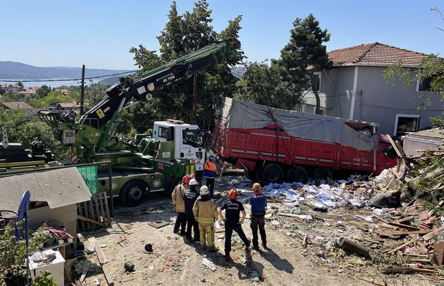 Yokuş aşağı inen kamyon gecekondunun üzerine düştü: 4 kişilik aile enkaz altında kaldı Yokuş aşağı inen kamyon gecekondunun üzerine düştü: 4 kişilik aile enkaz altında kaldı