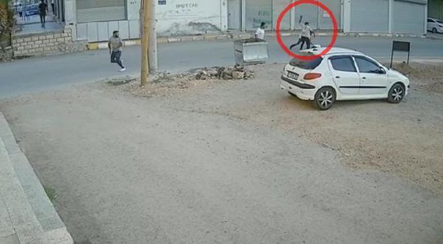 Mardin'de dehşet dakikaları! Önünü kestikleri kişiyi taşla öldüresiye dövdüler Mardin'de dehşet dakikaları! Önünü kestikleri kişiyi taşla öldüresiye dövdüler