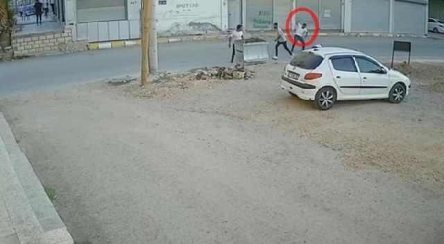Mardin'de dehşet dakikaları! Önünü kestikleri kişiyi taşla öldüresiye dövdüler Mardin'de dehşet dakikaları! Önünü kestikleri kişiyi taşla öldüresiye dövdüler