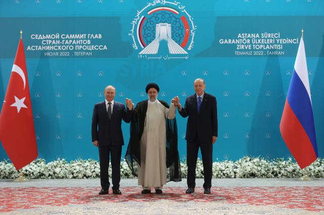 Tahran zirvesinde 3 liderin birlikte verdiği poz Almanya'yı karıştırdı: Bu bir meydan okuma Tahran zirvesinde 3 liderin birlikte verdiği poz Almanya'yı karıştırdı: Bu bir meydan okuma