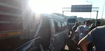Tarım işçilerinin taşındığı minibüs, kaza yapan kamyona çarptı: 12 yaralı