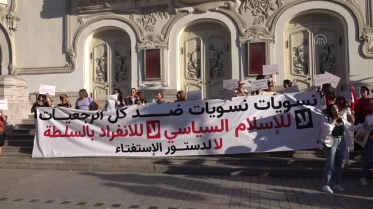 Tunus\'ta yüzlerce kişi, anayasa referandumunu protesto etti