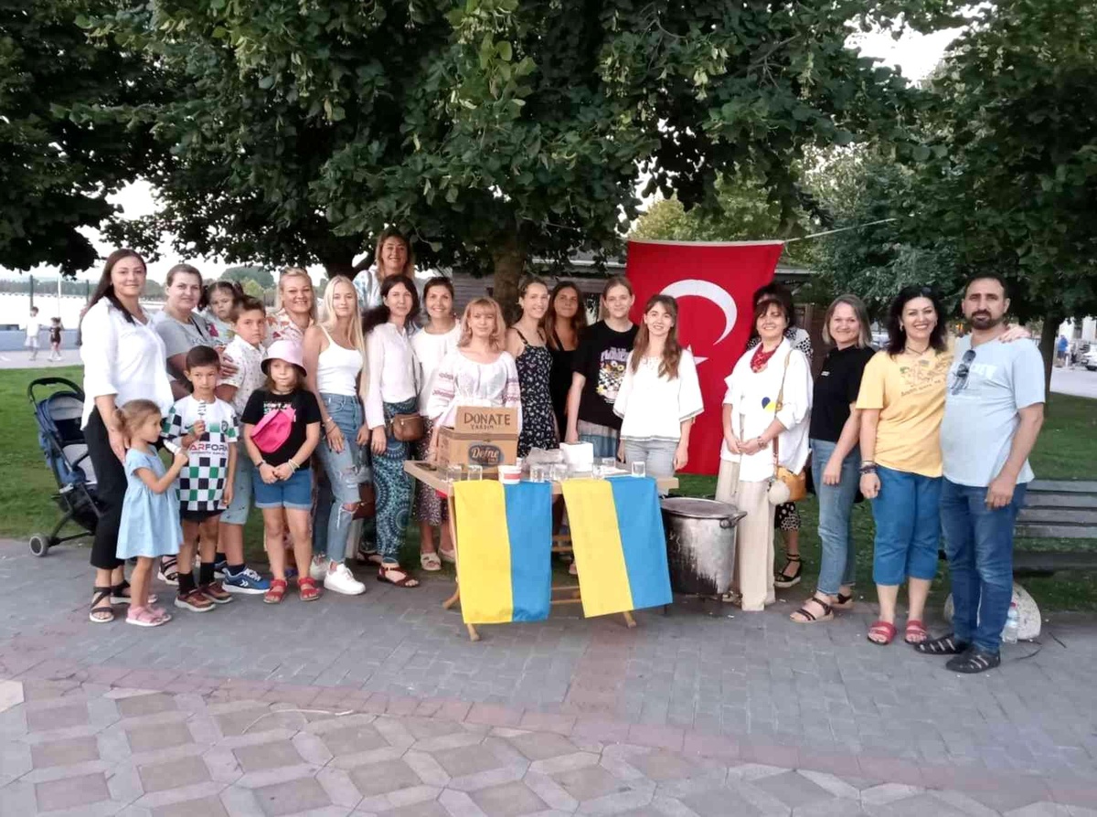 Ukraynalı kadınlar ülkelerine destek için Kocaeli\'de çorba yapıp sattı
