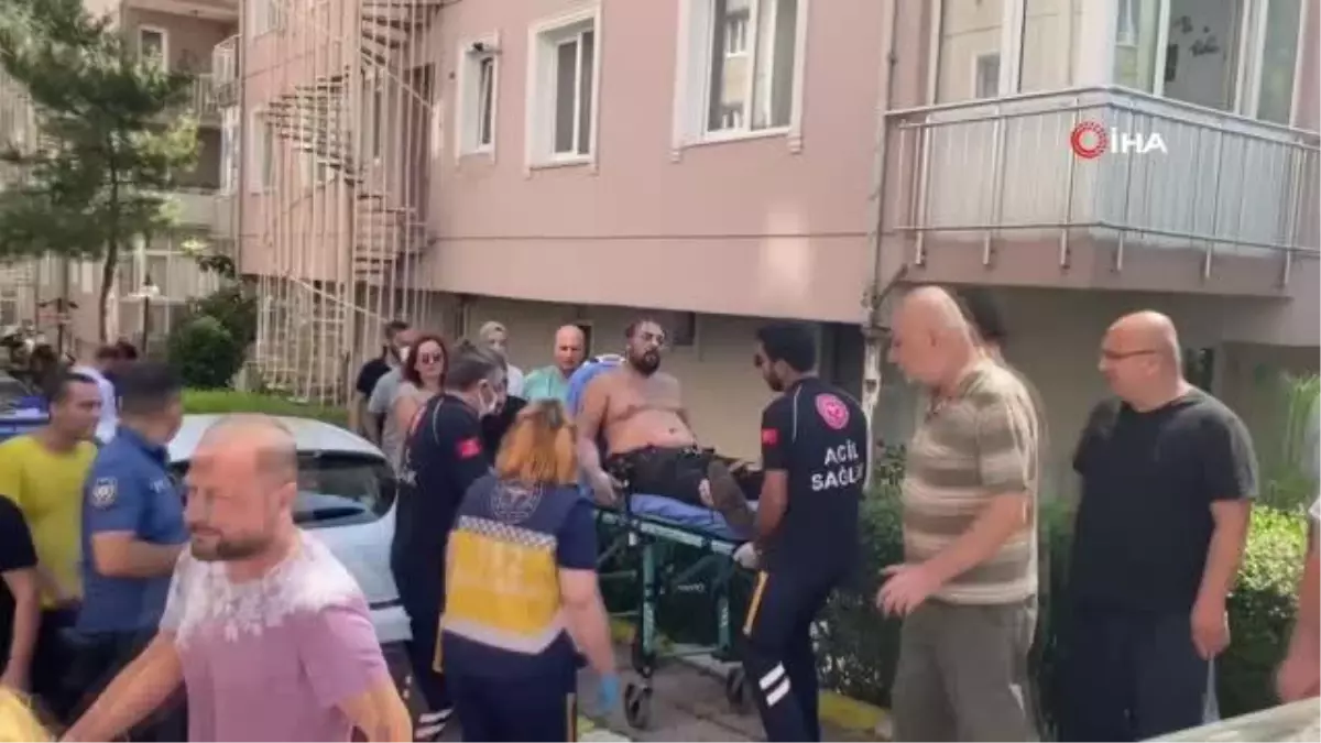 Üsküdar\'da bir apartman dairesinde doğalgaz patlaması meydana geldi. Olay yerine itfaiye ve sağlık ekipleri sevk edildi.