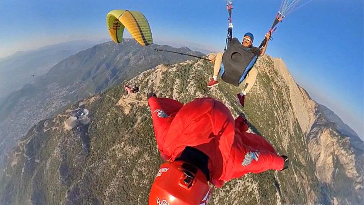 Wingsuit sporcuları, paraşütün 2 metre yakınından hızla geçti