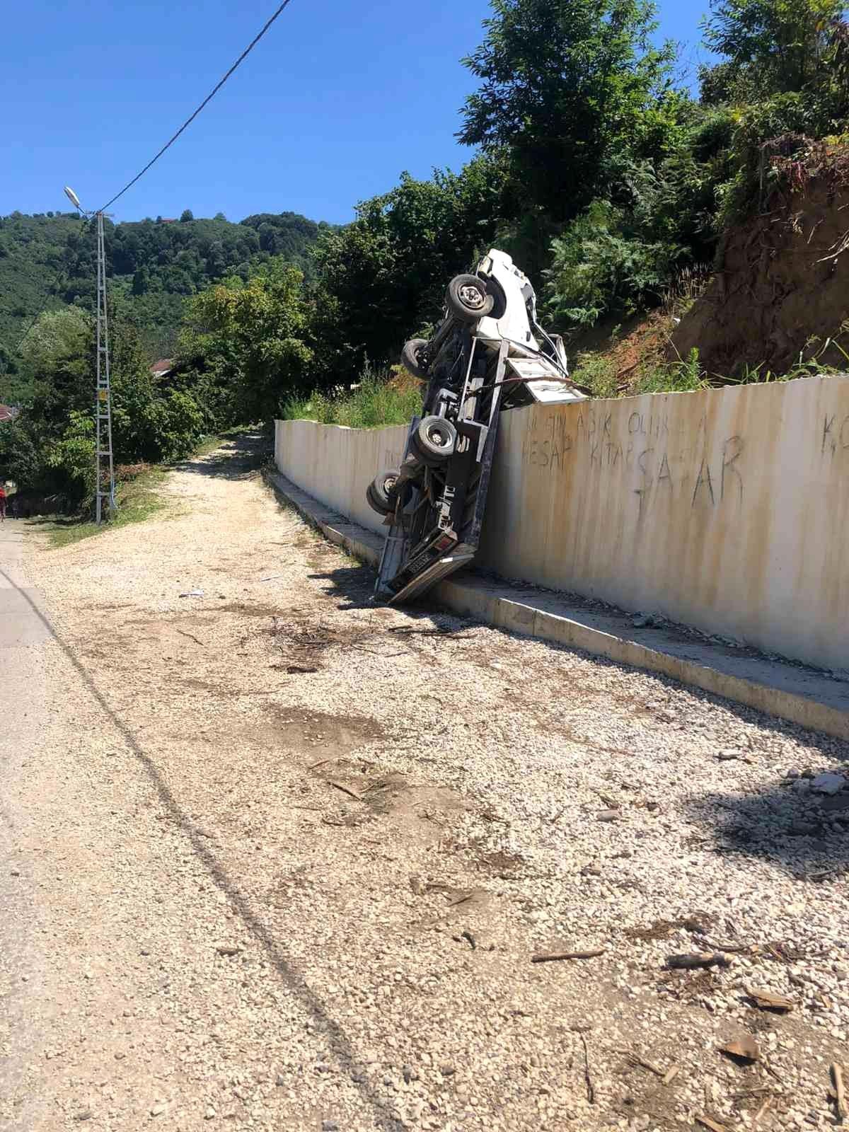 Yokuş aşağı kayan kamyonetini kurtarmak isteyen sürücü ölümden döndü
