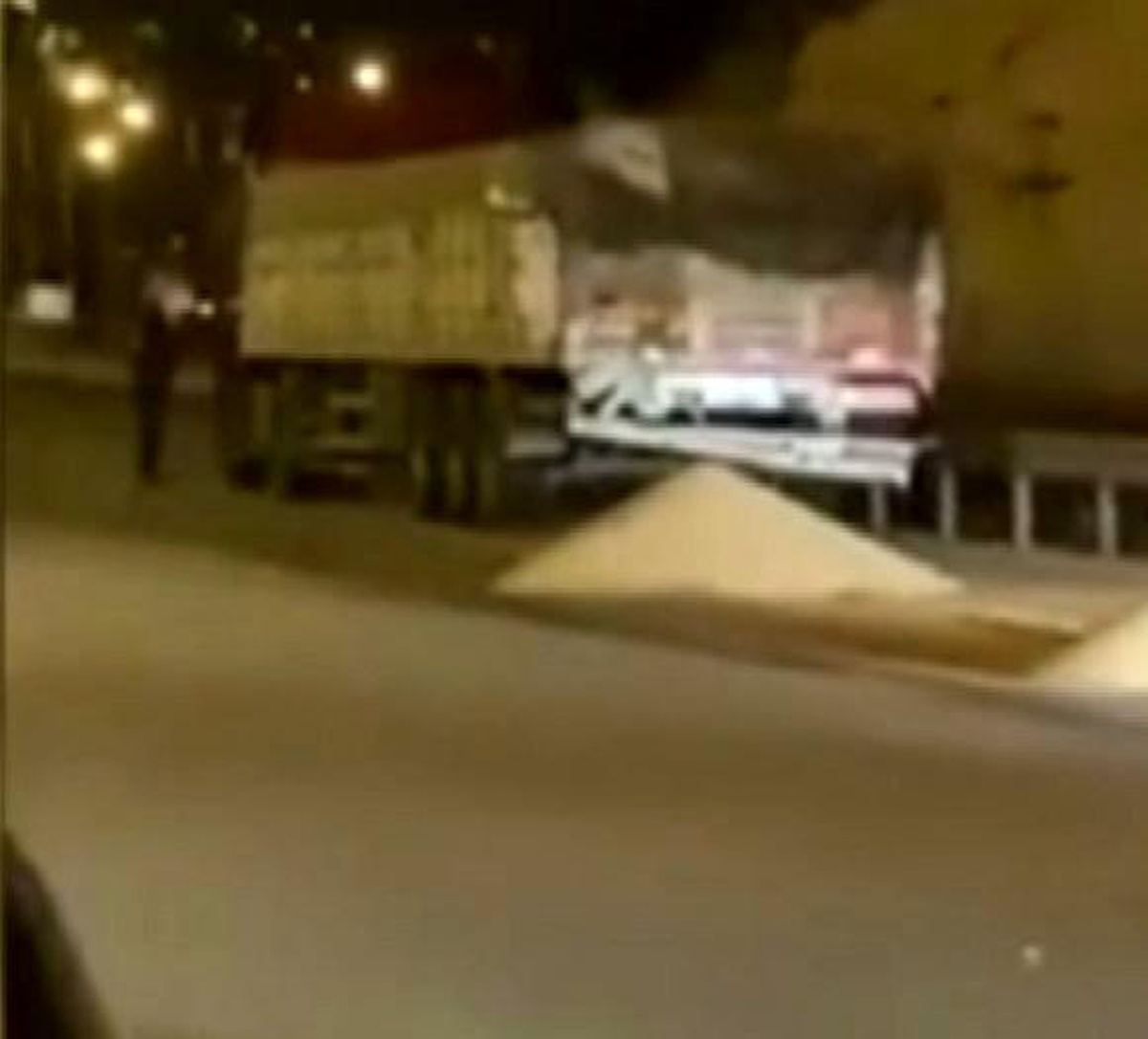 Yolcu otobüsü tıra arkadan çarptı: 1 ölü, 11 yaralı