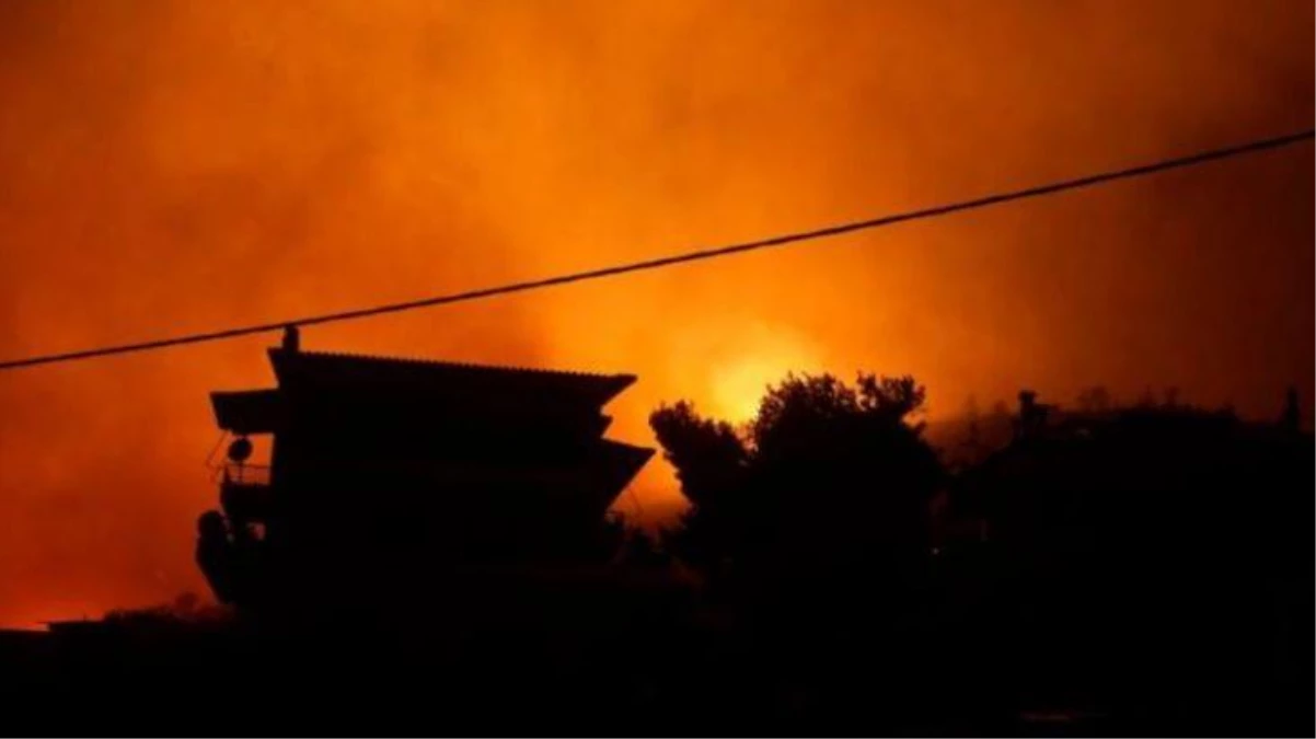 Yunan yanıyor! Midilli Adası\'ndaki orman yangını evlere sıçradı
