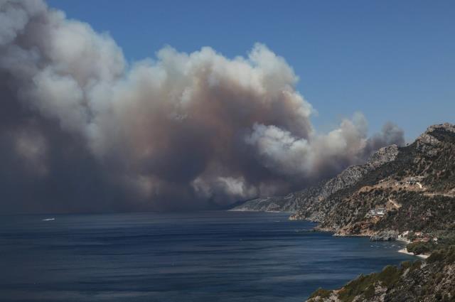 Yunan yanıyor! Midilli Adası'nda orman yangını evlere sıçradı