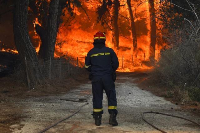 Yunan yanıyor! Midilli Adası'nda orman yangını evlere sıçradı