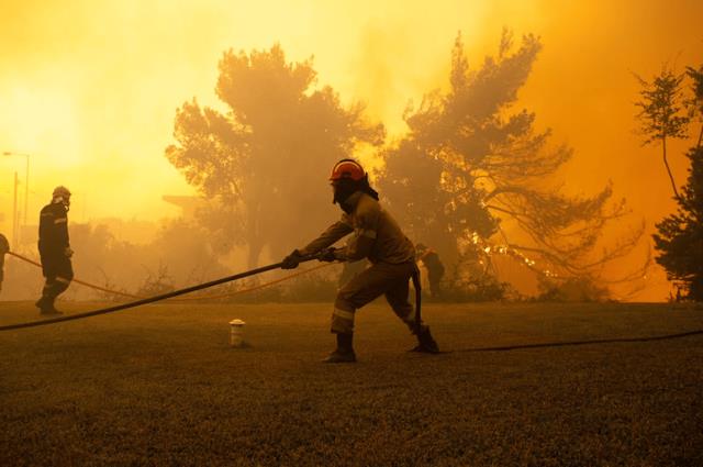 Yunan yanıyor! Midilli Adası'nda orman yangını evlere sıçradı