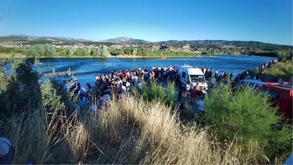 Akıntıya kapılan çocuğu kurtardıktan sonra nehirde kayboldu