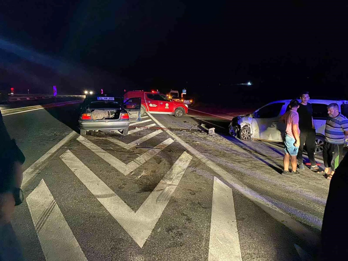 Antalya\'da iki araç kafa kafaya çarpıştı: 8 yaralı
