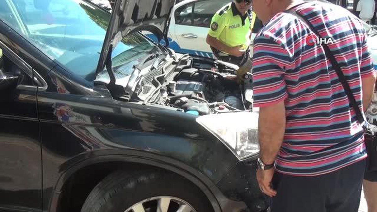 Araçların içine saklanıp sıkışan yavru kedi böyle kurtarıldı