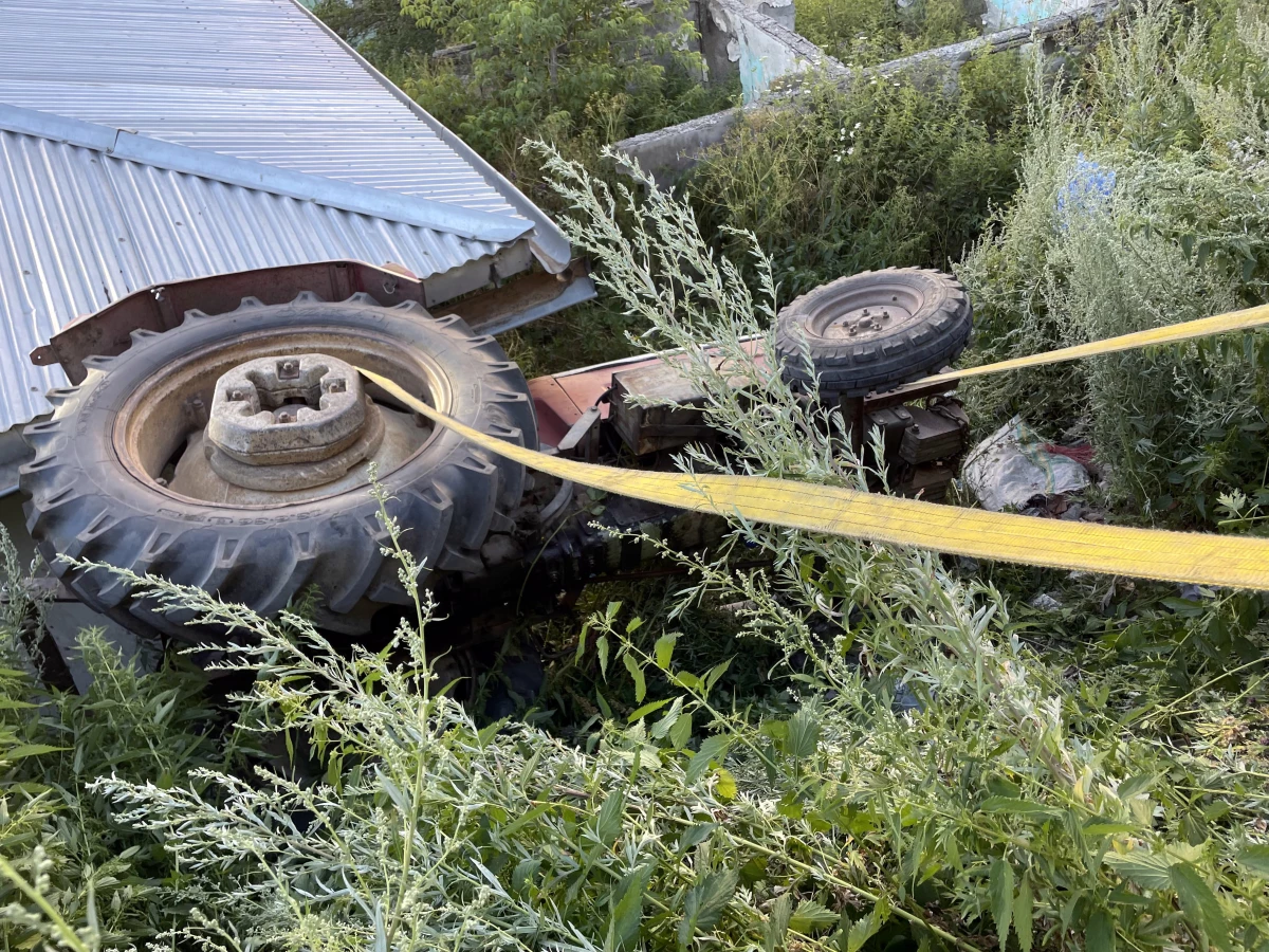 Ardahan\'da devrilen traktörün sürücüsü öldü