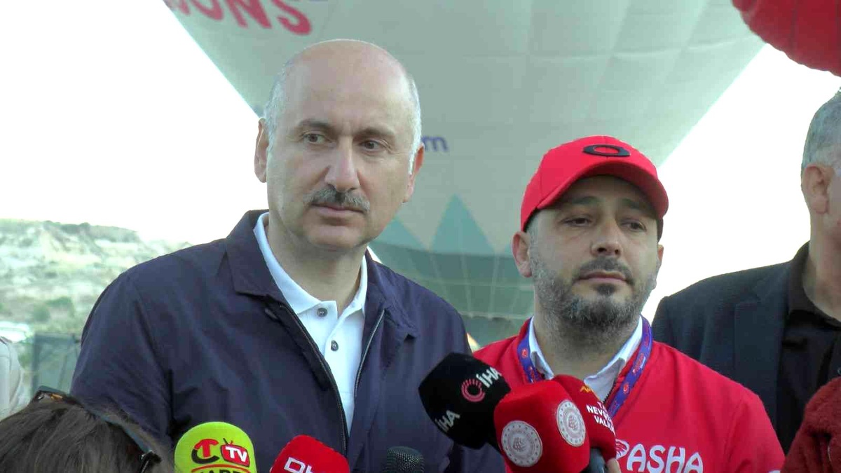 Bakan Karaismailoğlu, yerli sıcak hava balonuyla Kapadokya semalarında uçtu Açıklaması