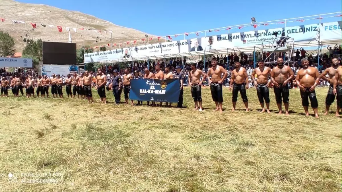 Başpehlivanlardan "Kadına El Kalkamaz" pankartı