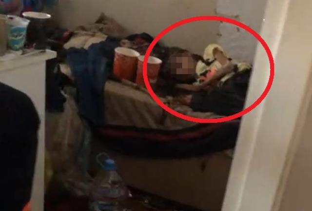 BOŞALTILMAK İSTENEN ÇÖP EVDE 1 YILDIR ODAYA KİLİTLİ ÇOCUK BAYGIN BULUNDU
