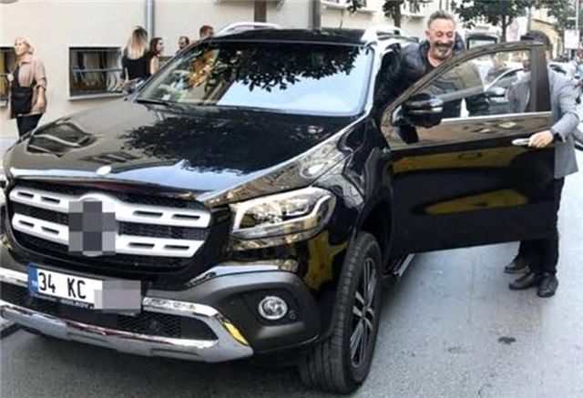 Ünlü komedyen Cem Yılmaz Bodrum'da kaza yaptı! Aracı servislik oldu Ünlü komedyen Cem Yılmaz Bodrum'da kaza yaptı! Aracı servislik oldu