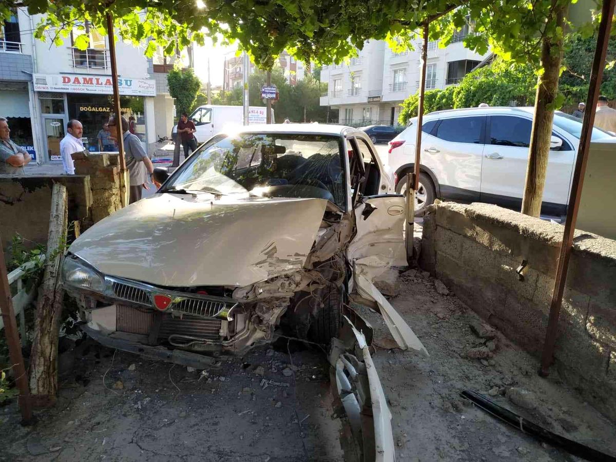 Develi\'de otomobil evin bahçesine girdi