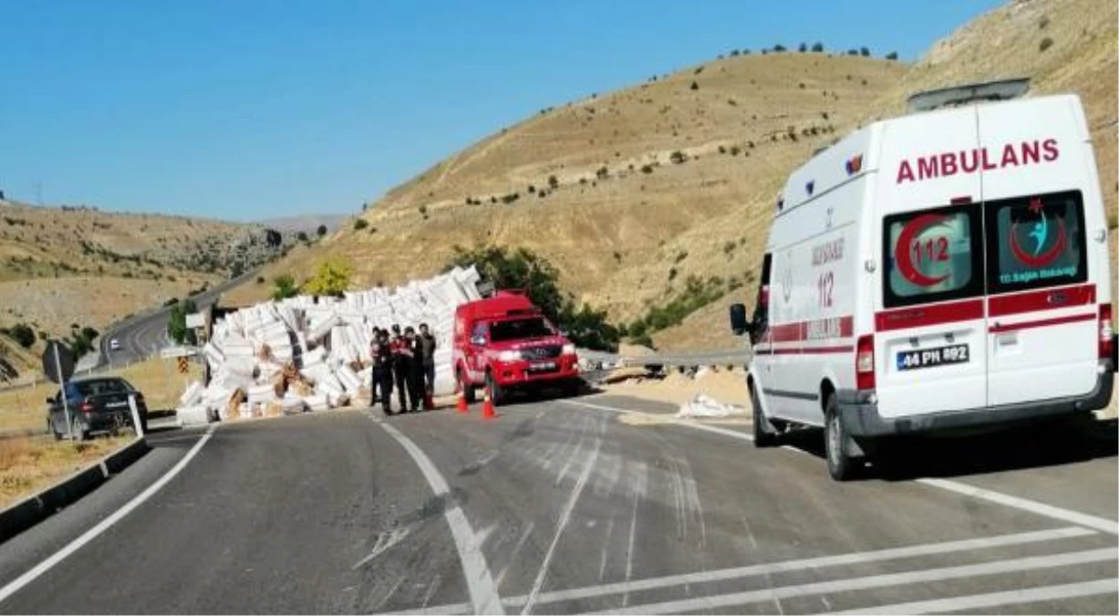 Devrilen saman yüklü kamyonun sürücüsü öldü